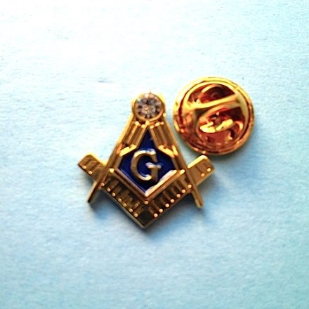 master-mason-with-white-stone-lapel-pin