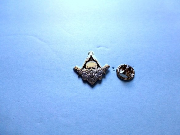 master-mason-skull-and-crossbones-lapel-silver-finish