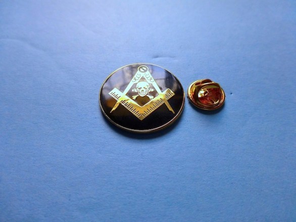 master-mason-round-skull-and-crossbones-lape-pin-golden-finish